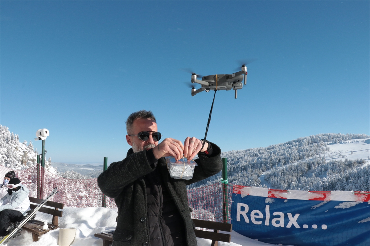 Kartalkaya’da kayak pistine dronla yemek servisi