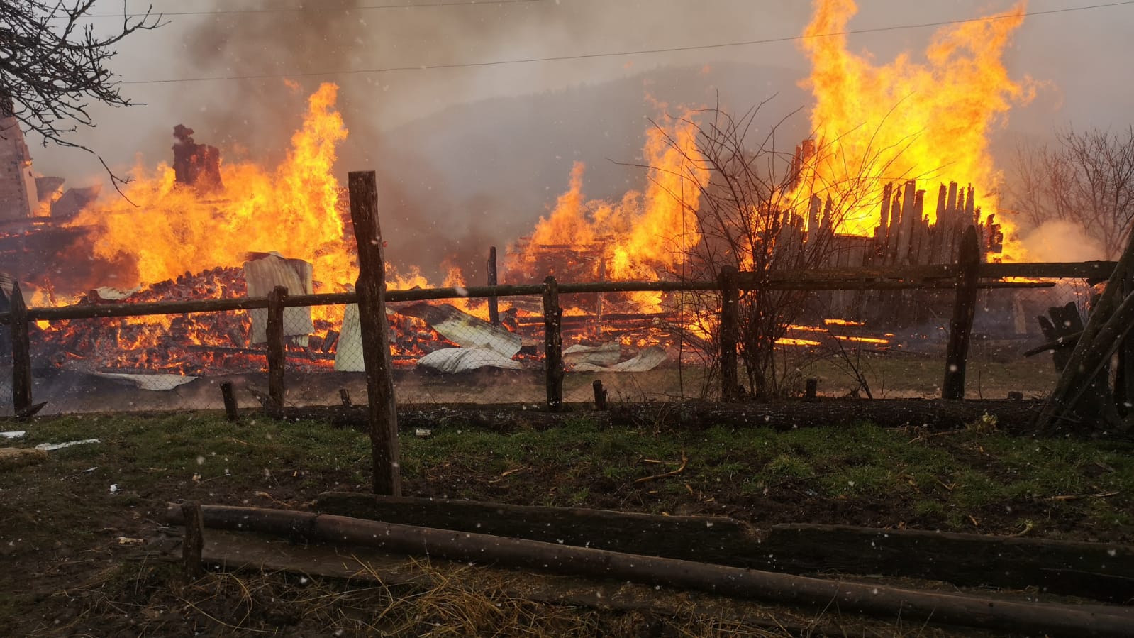 Kastamonu’da 2 ev ile ahırda çıkan yangına müdahale ediliyor