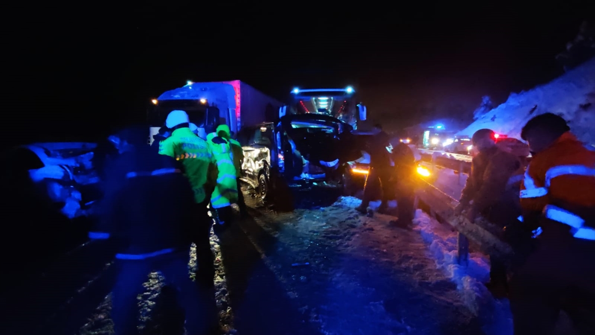 Kastamonu’da 7 aracın karıştığı zincirleme trafik kazasında 8 kişi yaralandı