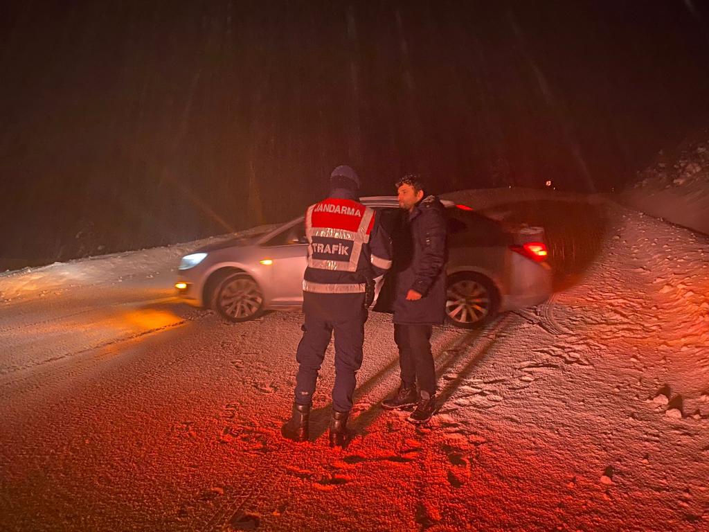 Kastamonu’da kar nedeniyle yolda kalanlara jandarma yardım ediyor