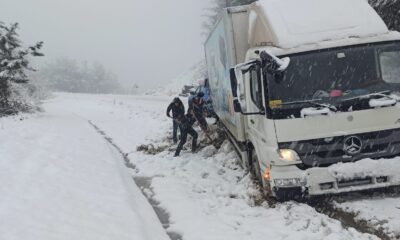Kastamonu’da kara saplanan kamyon jandarmanın desteğiyle kurtarıldı
