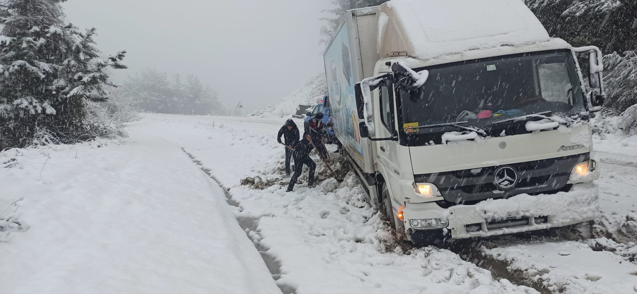 Kastamonu’da kara saplanan kamyon jandarmanın desteğiyle kurtarıldı