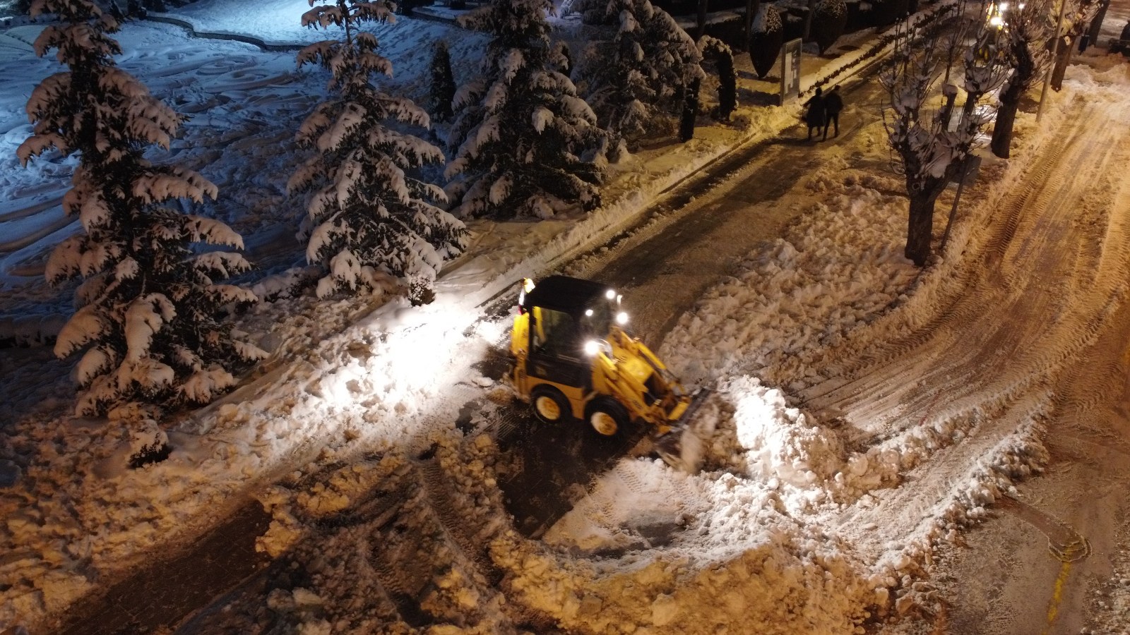 Kuraklıktan etkilenen Çorum’da caddelerden toplanan kar baraja taşınıyor