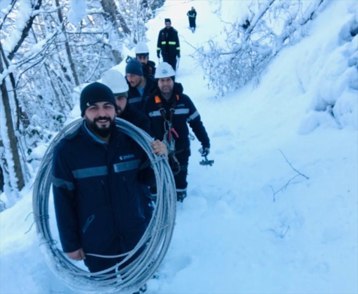Ordu’da ekipler karda 2 kilometre yürüyerek elektrik arızasını giderdi