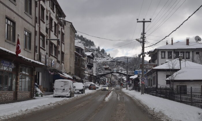 Osmanlı kasabası Mudurnu kar yağışıyla beyaza büründü