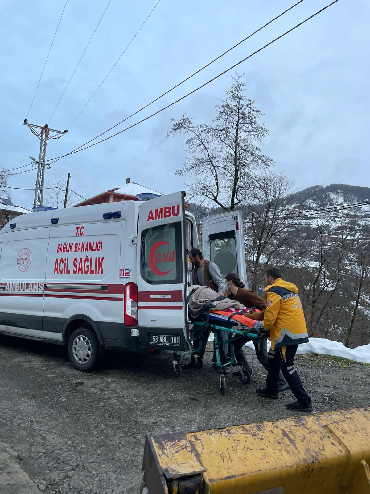 Rize’de kardan ambulansın ulaşamadığı köydeki hasta ve sağlıkçılar kepçeyle taşındı