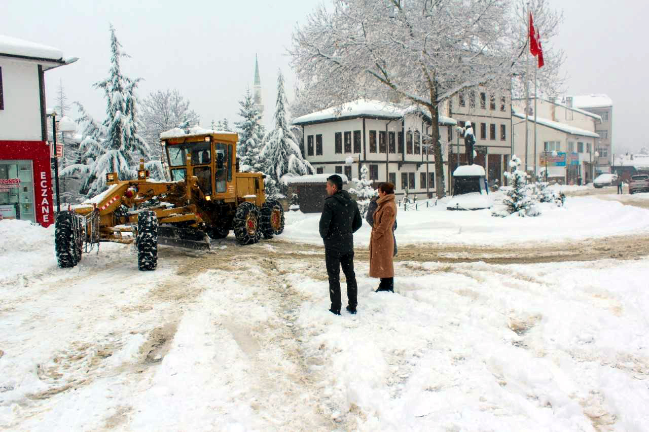 Safranbolu Belediyesi ekiplerinin karla mücadele çalışmaları sürüyor