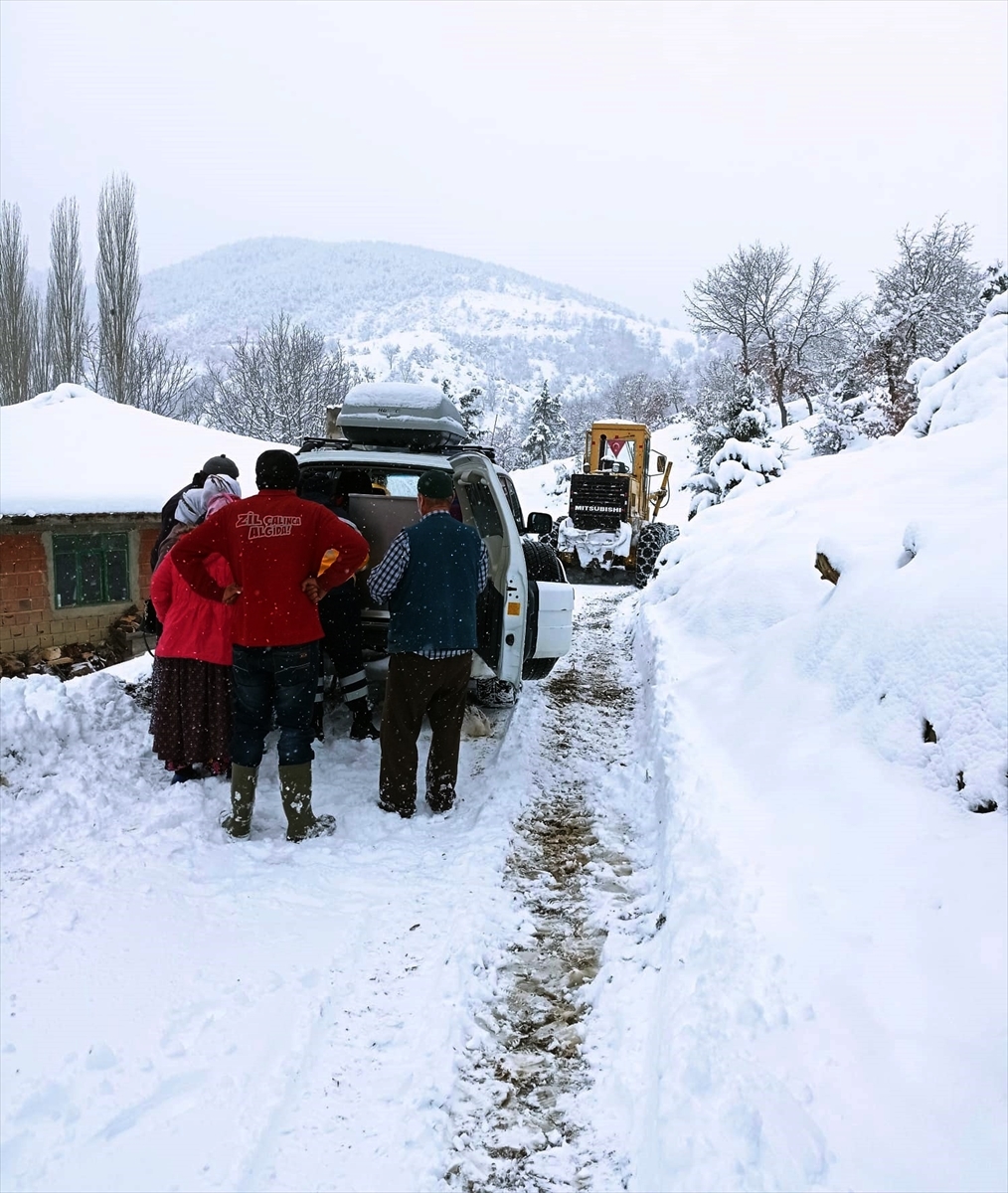 Sinop’ta sağlık ve özel idare ekipleri mahsur kalan hastalar için seferber oldu