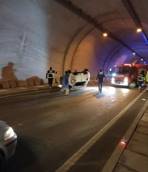 Sinop’ta tünelde devrilen otomobilin sürücüsü yaralandı