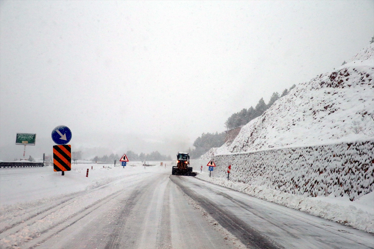 Tokat-Sivas kara yolunda kar nedeniyle ulaşımda aksama yaşanıyor