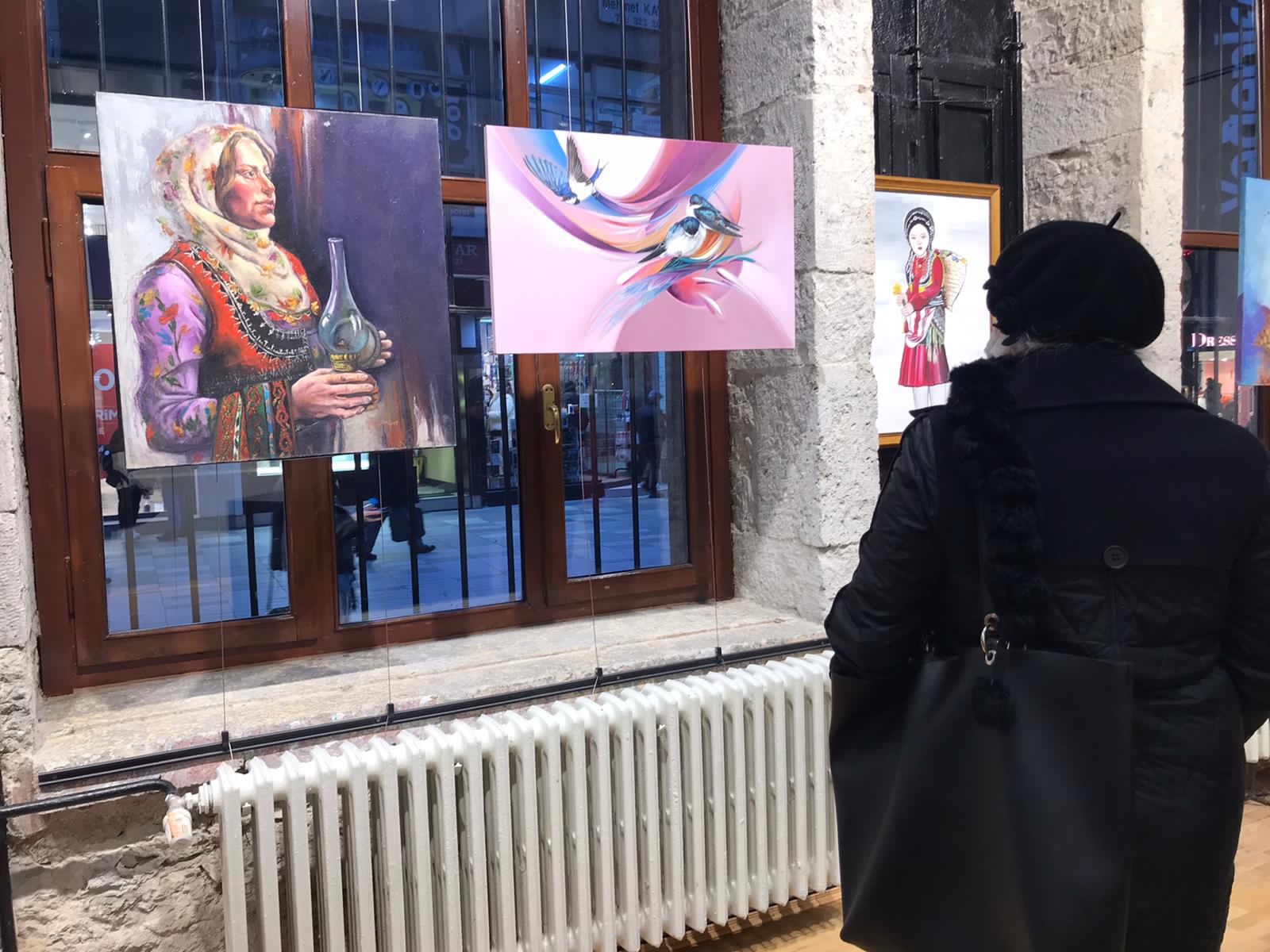 Trabzon’da kadın sanatçıların farklı tekniklerle yaptığı resimler sergilendi