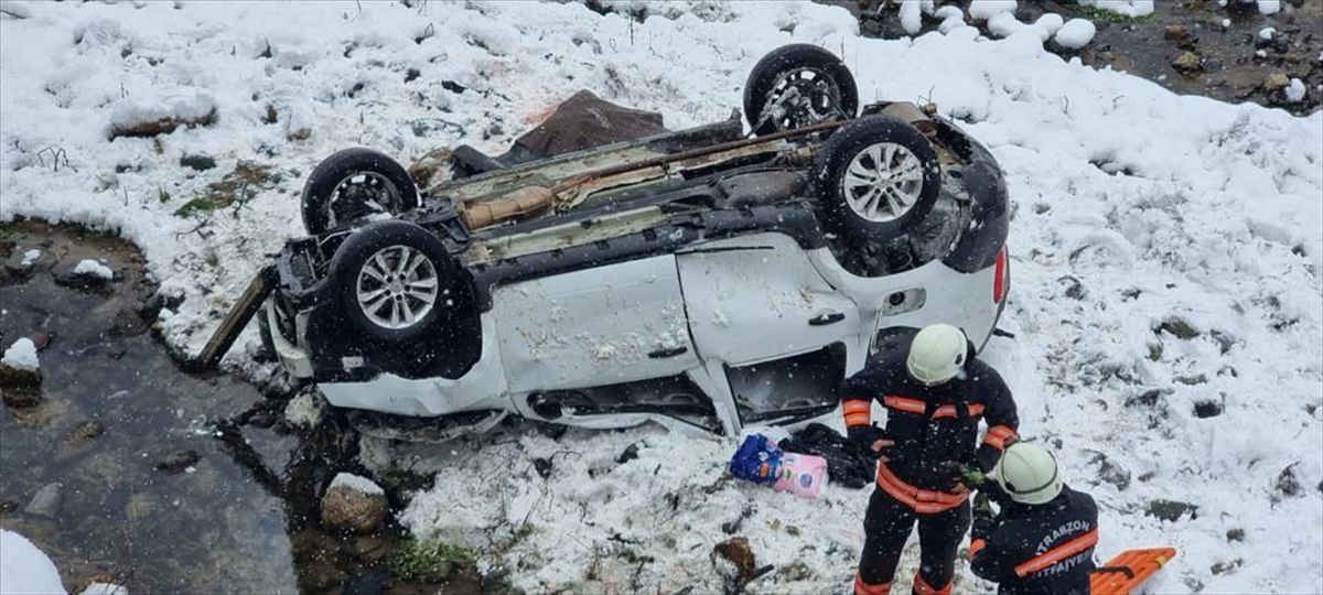 Trabzon’da otomobilin dereye yuvarlandığı kazada baba öldü, oğlu yaralandı
