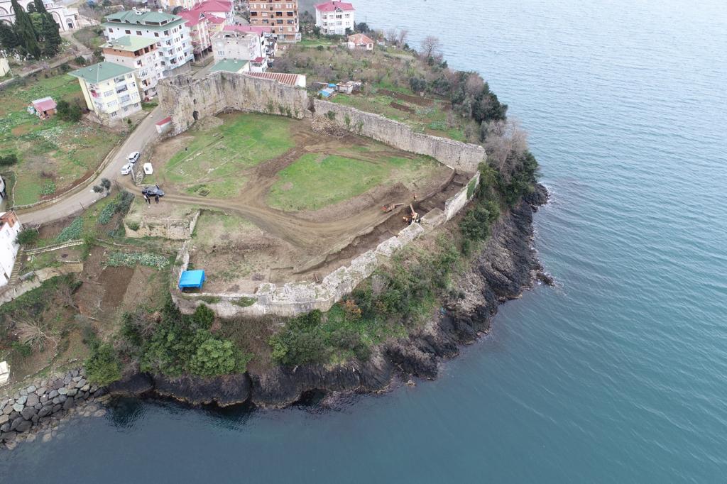 Trabzon’daki kale kazısında iskelet ve çeşitli objeler bulundu