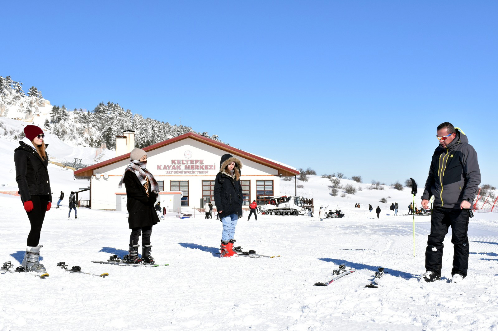 Üniversite öğrencileri Keltepe’de kayak öğreniyor