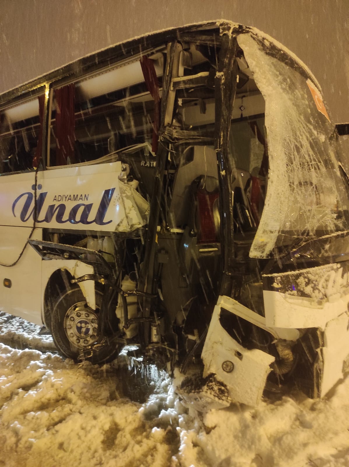 Yolcu otobüsünün yol kenarındaki levhalara çarptığı kazada 12 kişi yaralandı