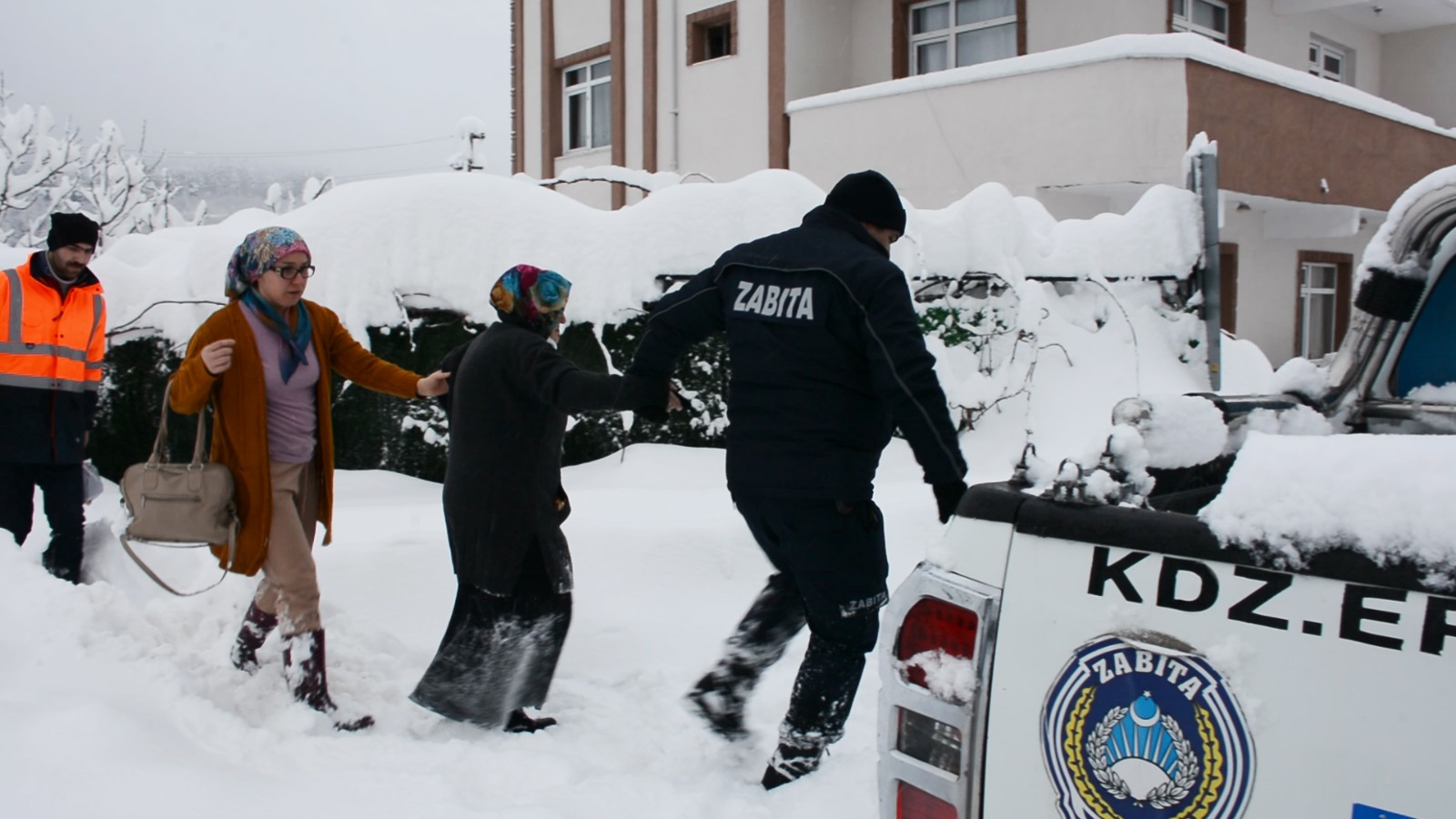 Zonguldak’ta 30 hasta belediyenin yardımıyla hastaneye ulaştırıldı