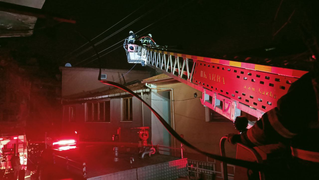 Zonguldak’ta çıkan yangında evin çatısında hasar oluştu