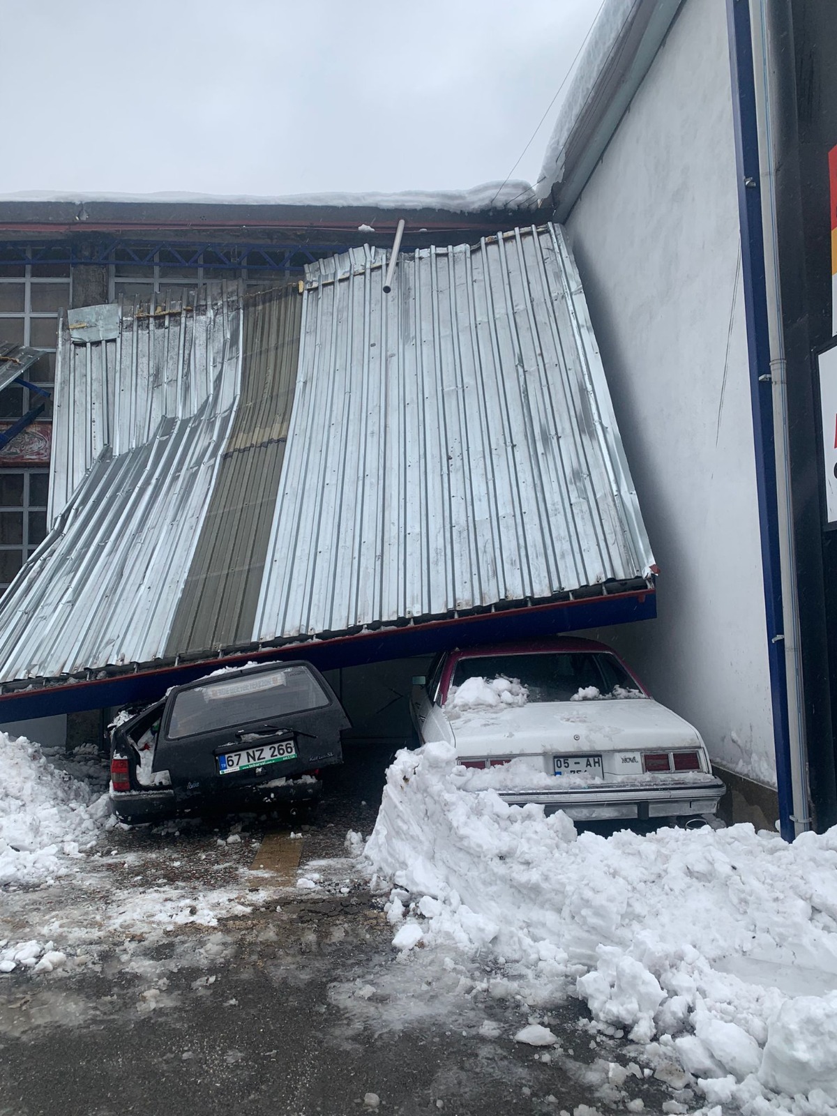 Zonguldak’ta kardan çöken sundurma 3 araçta hasara neden oldu