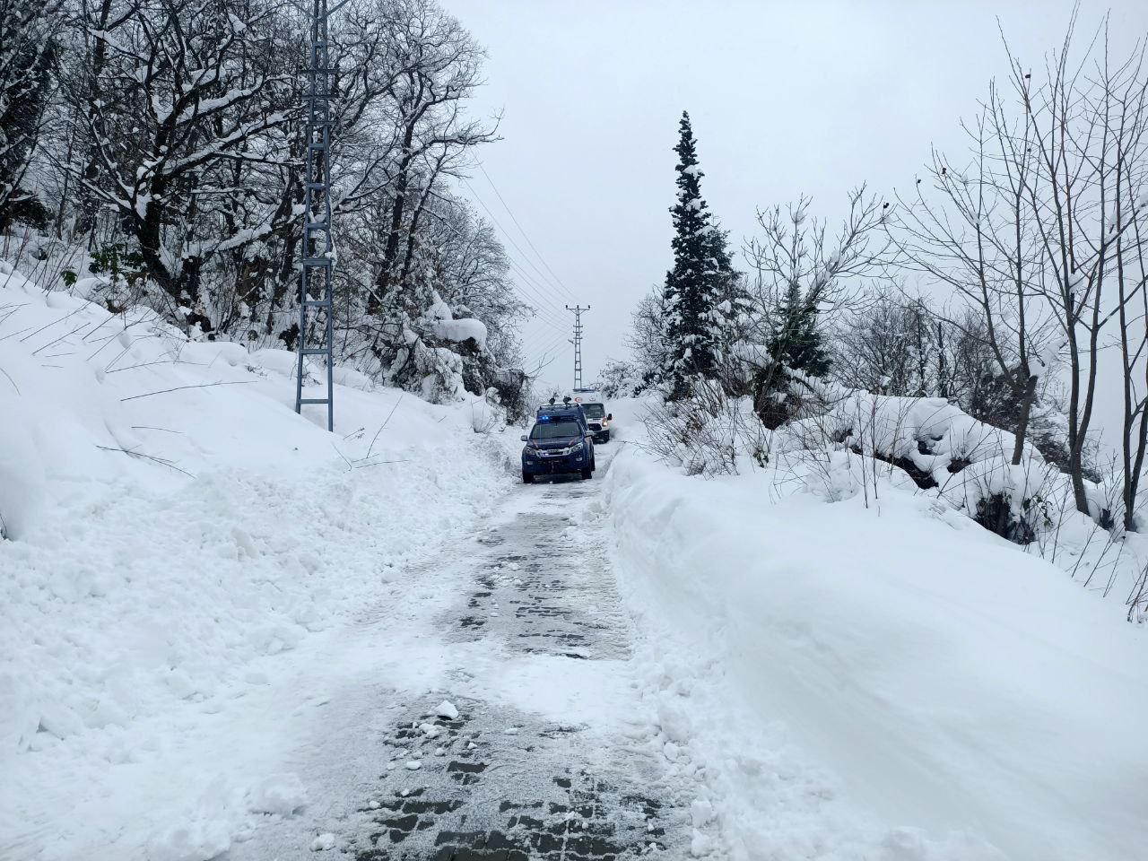 Zonguldak’ta kardan köyde mahsur kalan hastalara UMKE ekipleri ulaştı