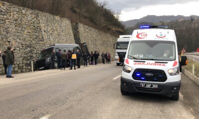 Zonguldak’ta sürücüsü kalp krizi geçiren minibüs istinat duvarına çarptı, 12 kişi yaralandı