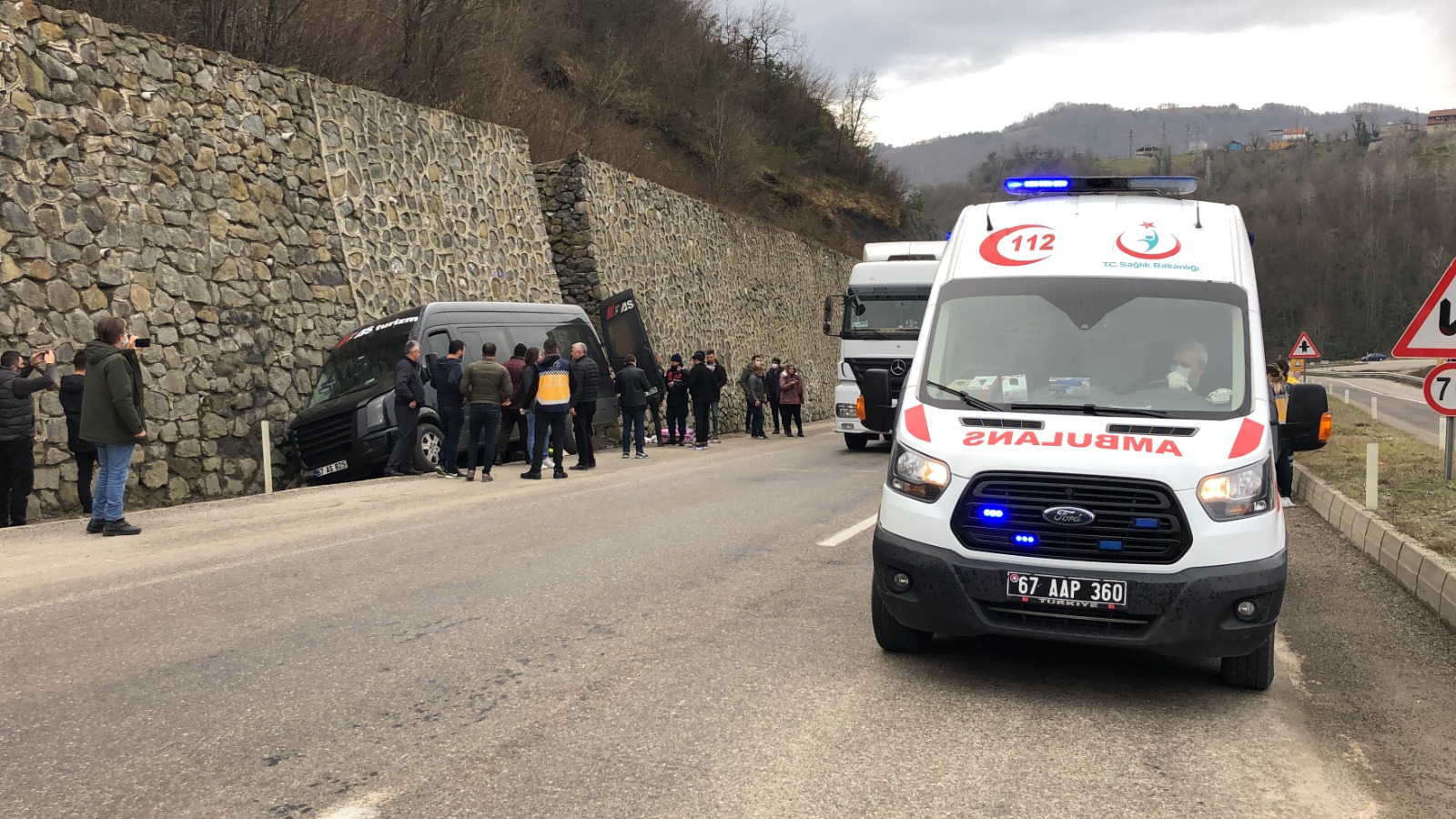 Zonguldak’ta sürücüsü kalp krizi geçiren minibüs istinat duvarına çarptı, 12 kişi yaralandı
