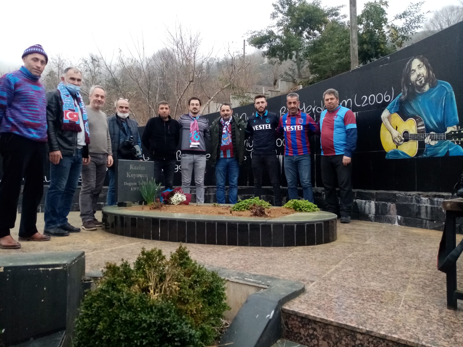Artvin Trabzonspor Taraftarlar Derneği üyeleri, sanatçı Kazım Koyuncu’nun mezarını ziyaret etti