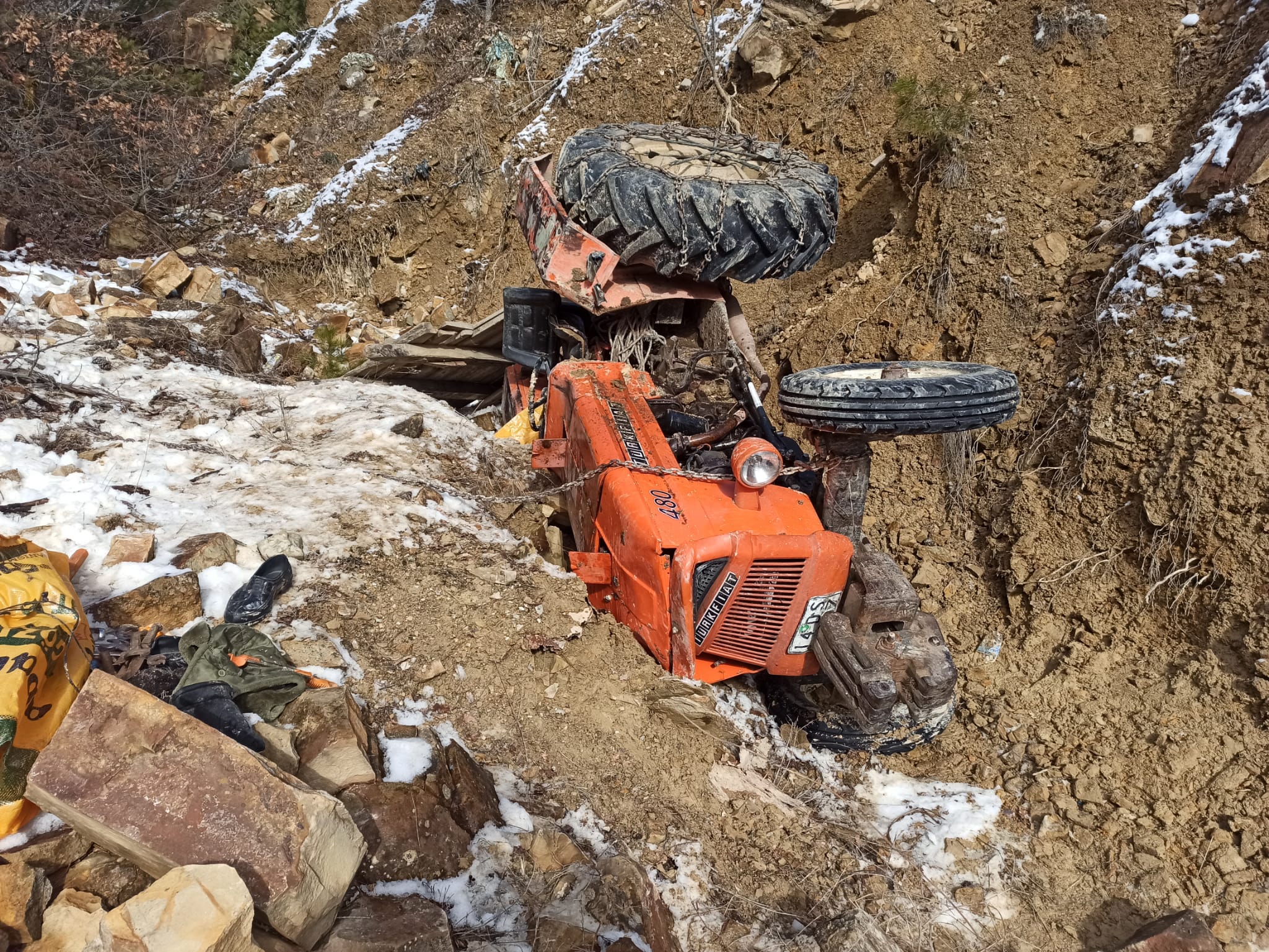 Bolu’da dere yatağına devrilen traktördeki 1 kişi öldü, 1 kişi yaralandı