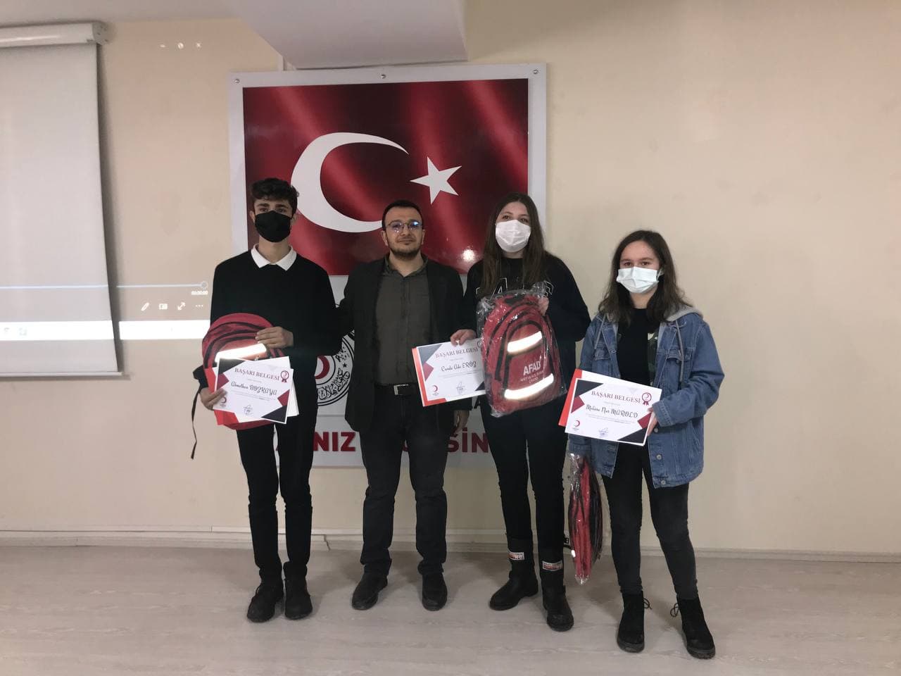 Bolu’da Türk Kızılayın bilgi sınavında dereceye girenler ödüllendirildi