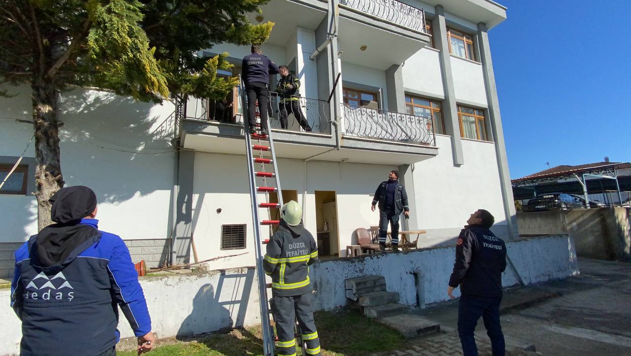 Düzce’de kazan dairesindeki yangında mahsur kalan 4 kişiyi itfaiye kurtardı