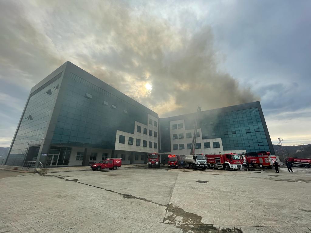 GÜNCELLEME 2 – Giresun Üniversitesi Turizm Fakültesi binasının çatısında çıkan yangın söndürüldü