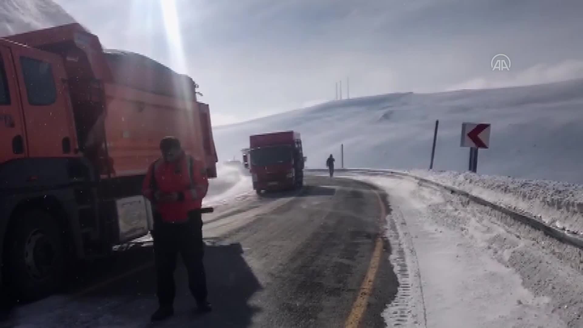 GÜNCELLEME – Çığ nedeniyle kapanan Şavşat-Ardahan kara yolu ulaşıma açıldı