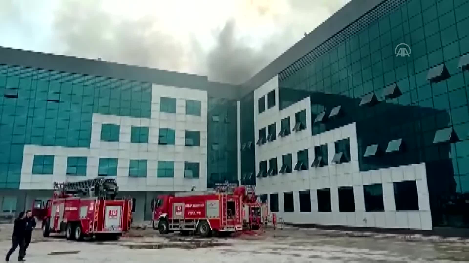 GÜNCELLEME – Giresun Üniversitesi Turizm Fakültesi binasının çatısında çıkan yangın kontrol altına alındı