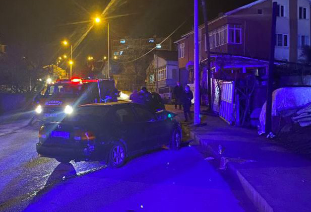 Karabük’te aydınlatma direğine çarpan otomobildeki 3 kişi yaralandı