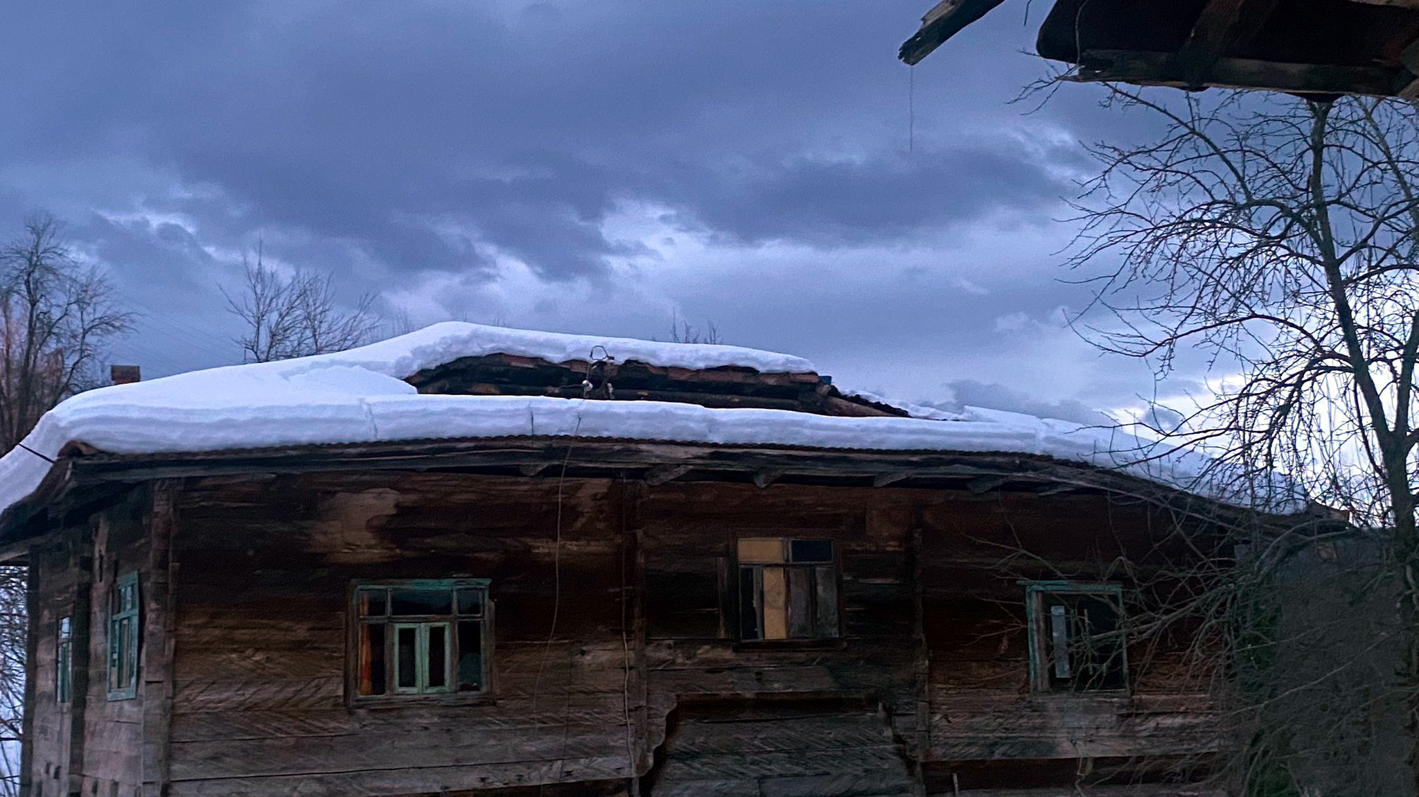 Karabük’te kar nedeniyle 4 evin çatısı çöktü