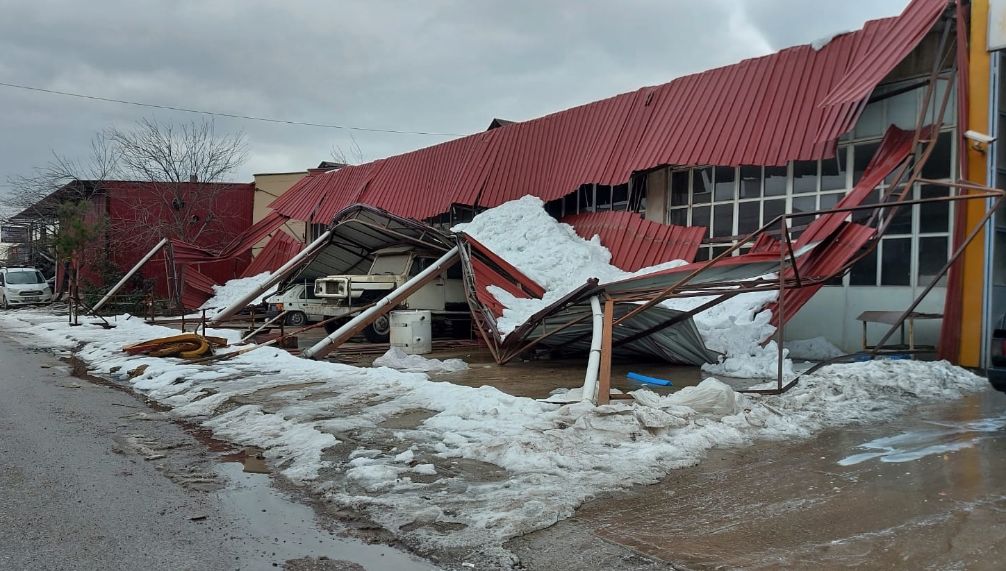 Karabük’te kar nedeniyle bir iş yerinin çatısı çöktü