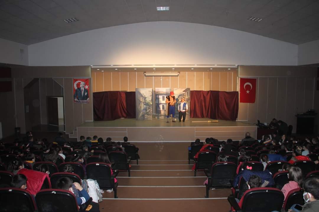 Kastamonu’da öğrenciler “Haylaz İbişin Maceraları” tiyatro oyununu izledi