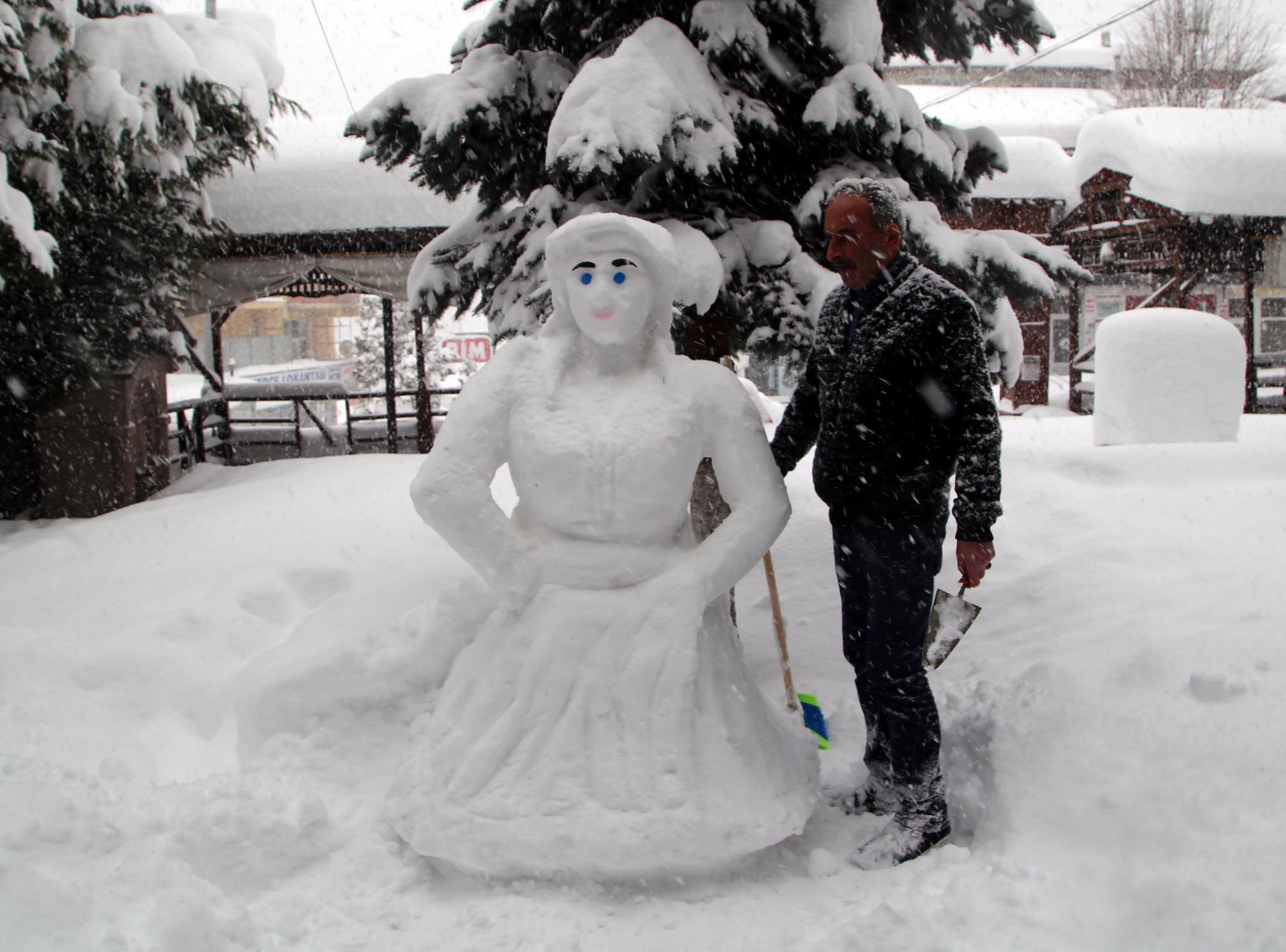 Kastamonulu esnaf kardan “yöresel kıyafetli kadın” heykeli yaptı