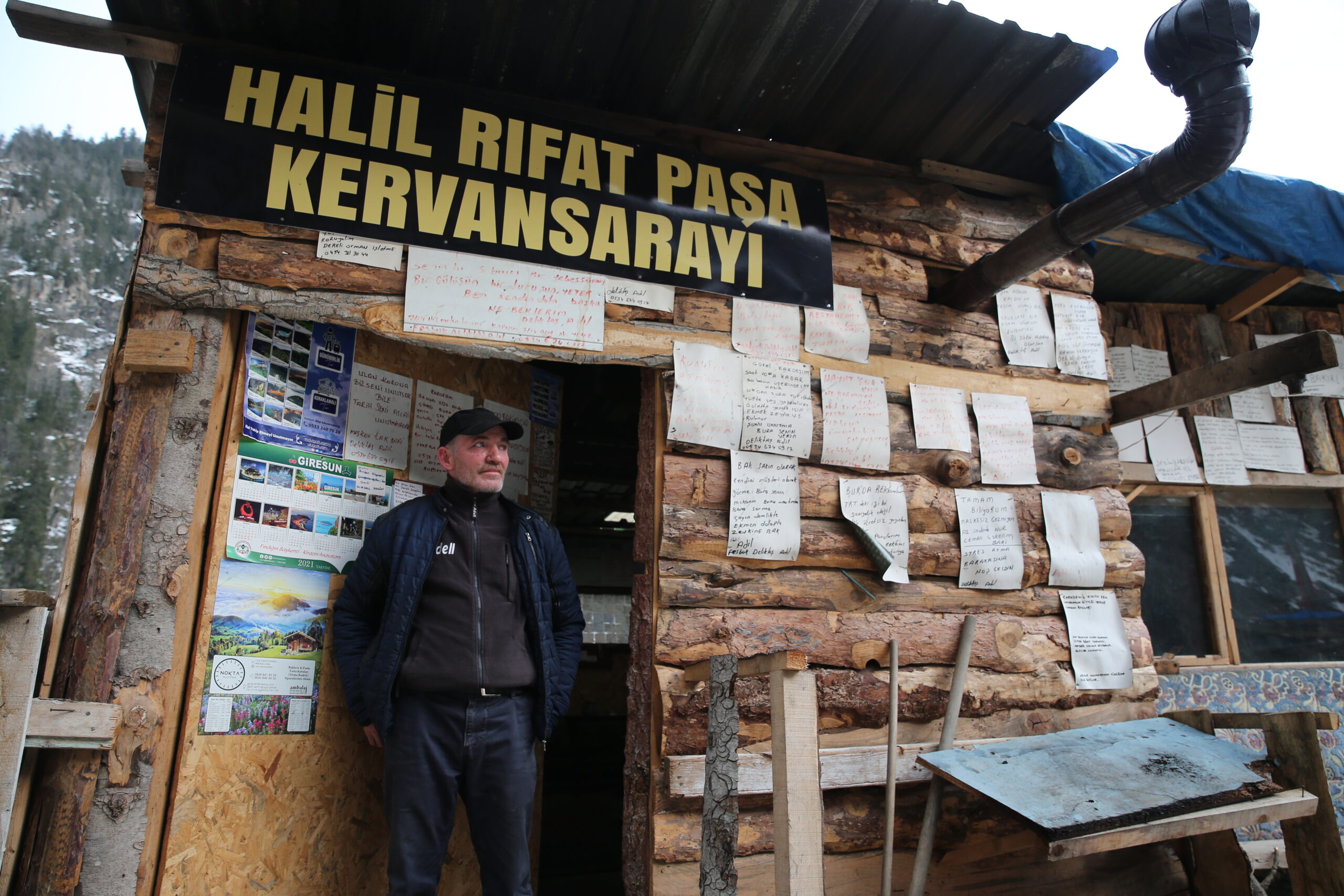 “Kervansaray” dediği kulübesinin kapısını yolcular için 24 saat açık bırakıyor