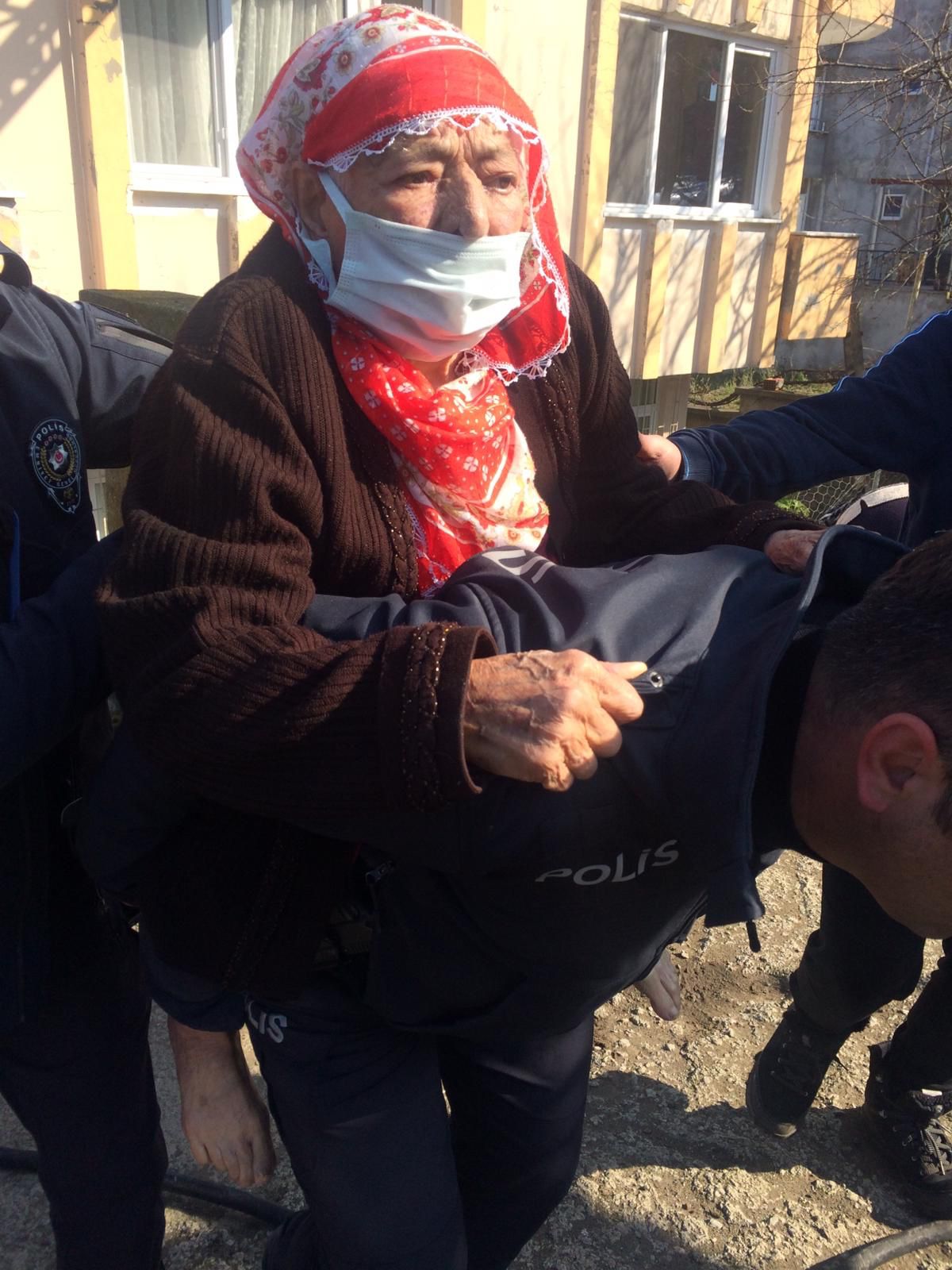 Polis, evde mahsur kalan yaşlı kadını yangından sırtında taşıyarak kurtardı
