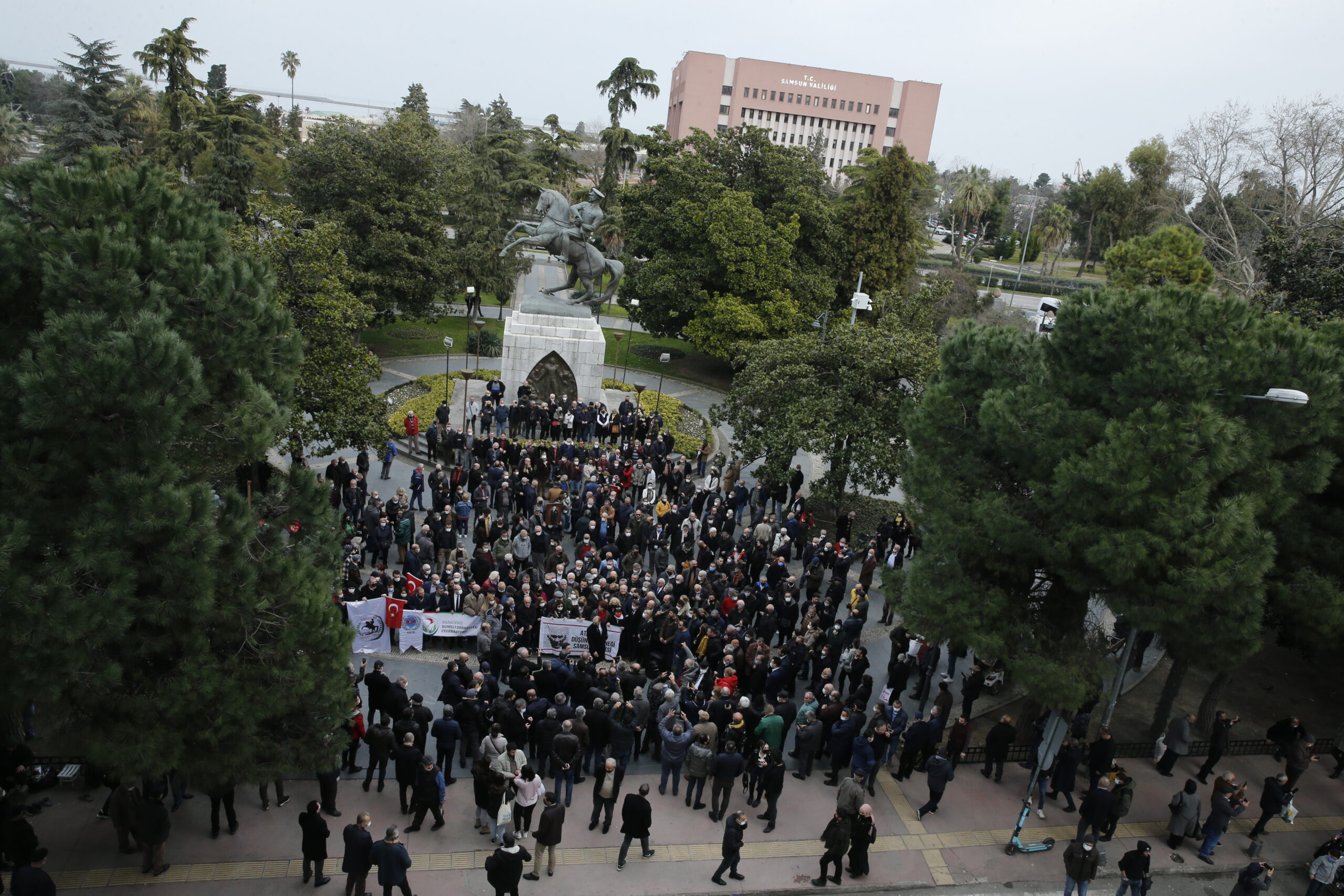 Samsun’da Atatürk Anıtı’na saldırıya siyasi partilerden ve STK’lerden tepki