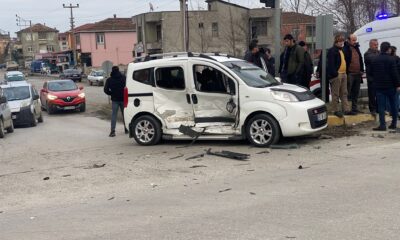 Samsun’da iki hafif ticari aracın çarpıştığı kazada 4 kişi yaralandı
