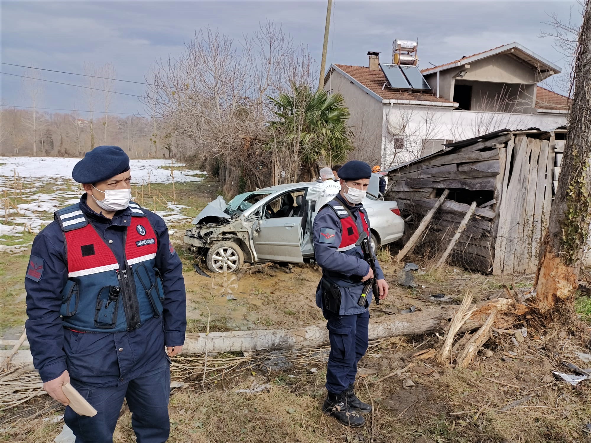 Sinop’ta otomobilin ağaca çarptığı kazada 2 kişi öldü