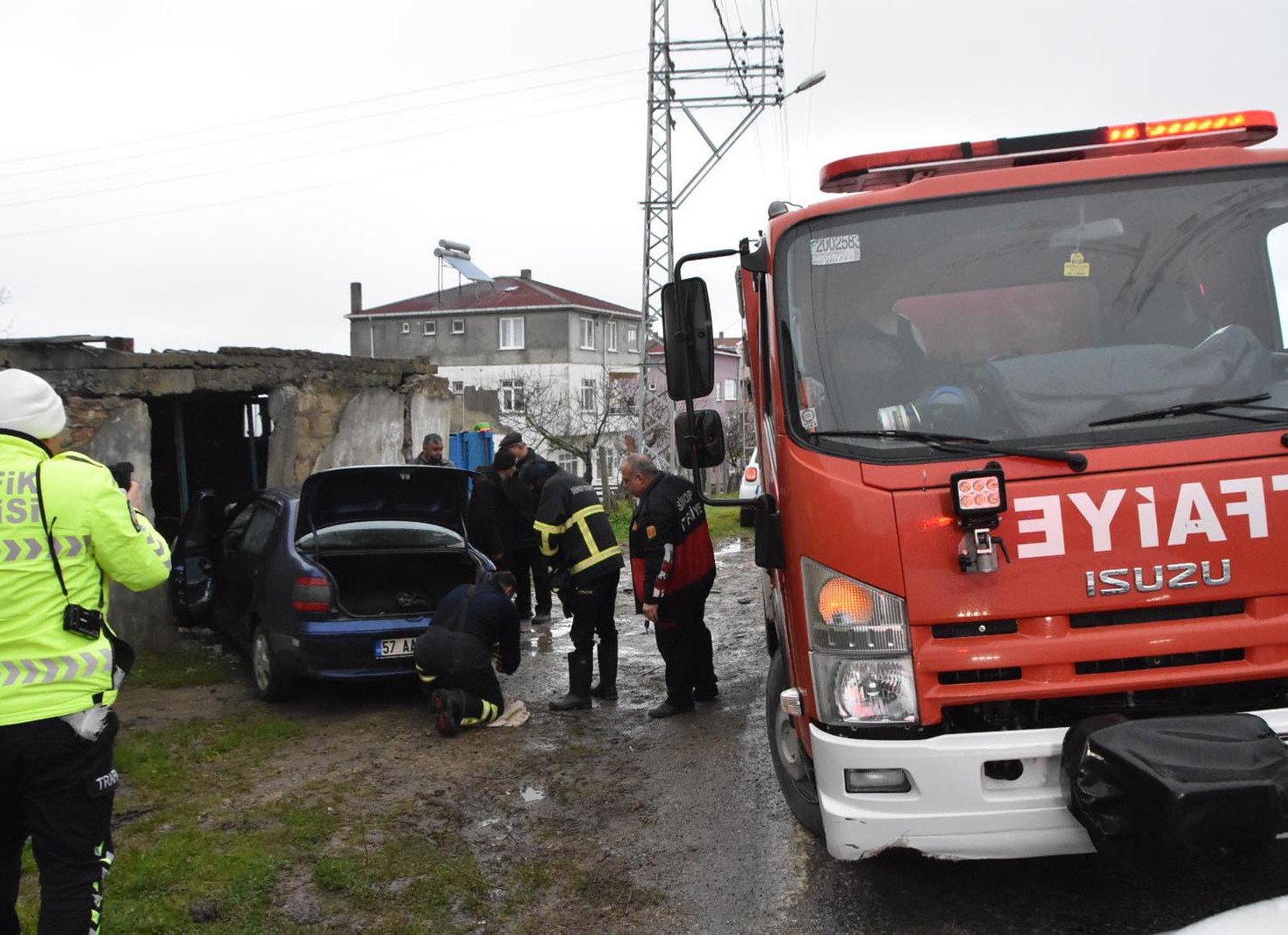 Sinop’ta otomobilin evin duvarına çarptığı kazada 4 kişi yaralandı