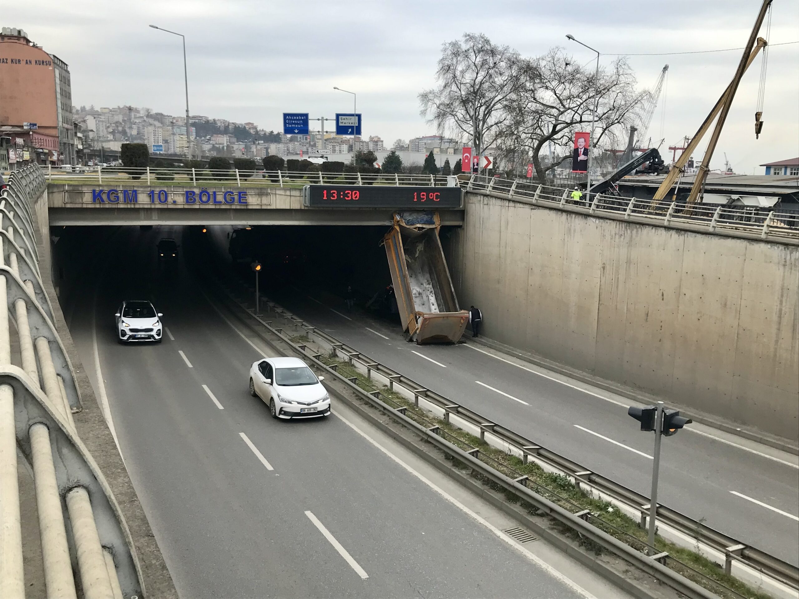 Trabzon’da kamyonun açılan damperi, dal-çık içerisinden geçerken koptu