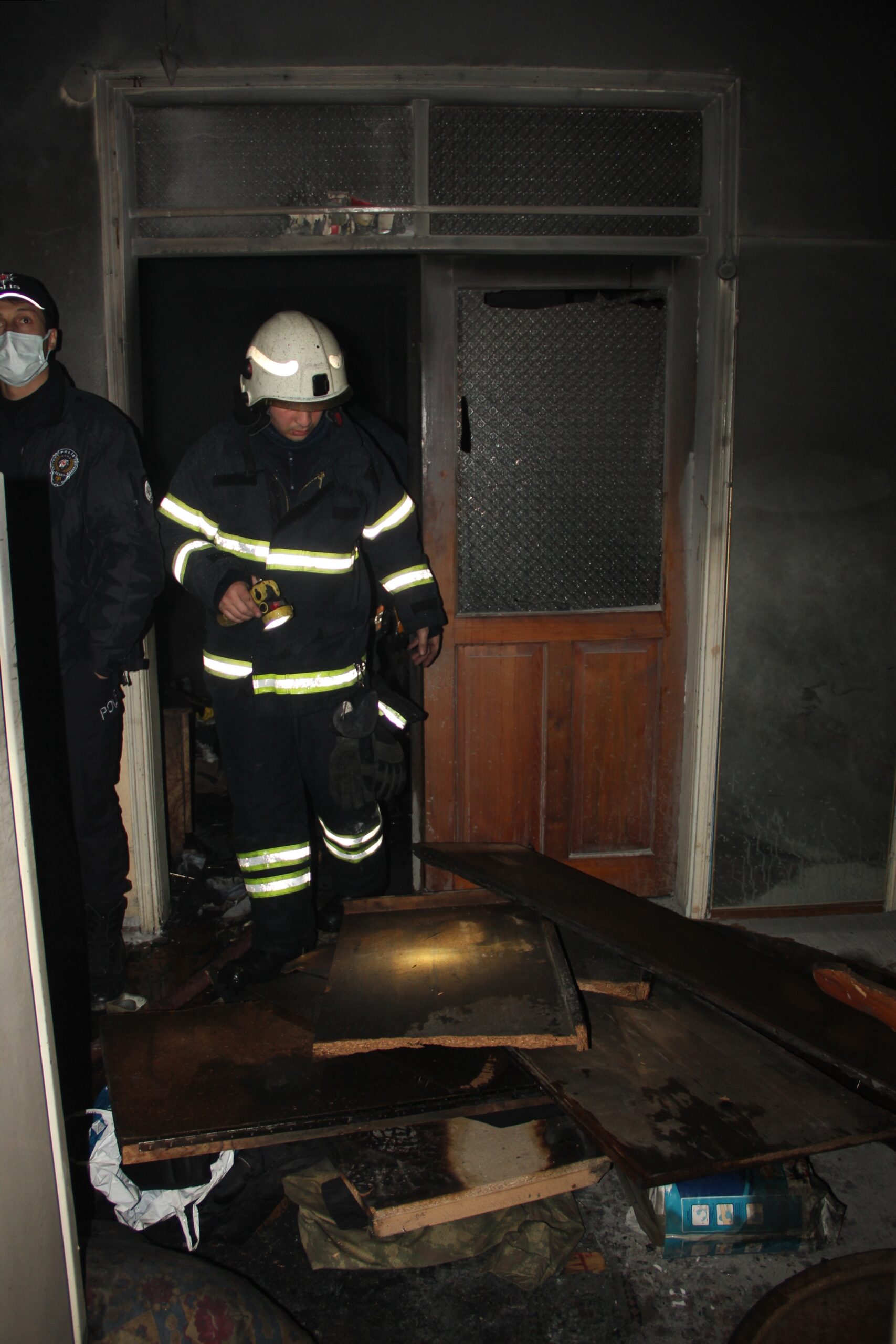 Ünye’de ev yangınında 2 kişi dumandan etkilendi