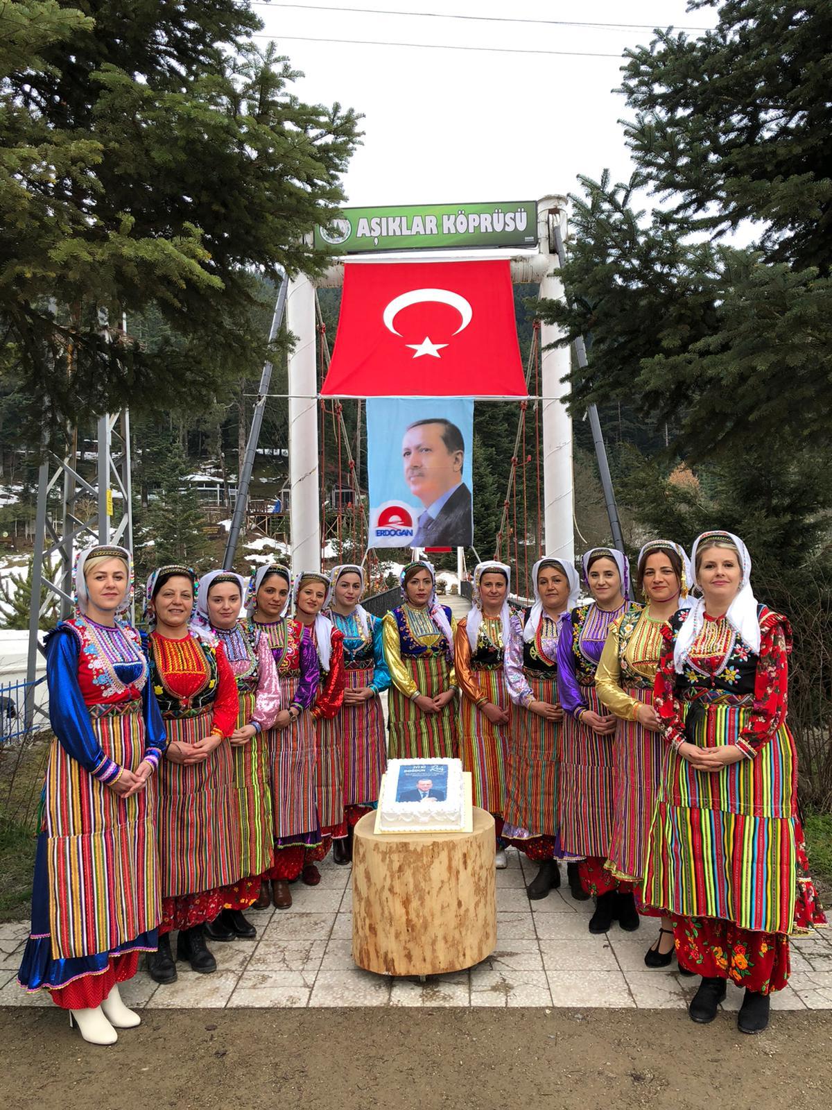 Yöresel kıyafetli kadınlar Cumhurbaşkanı Erdoğan’ın doğum gününü kutladı