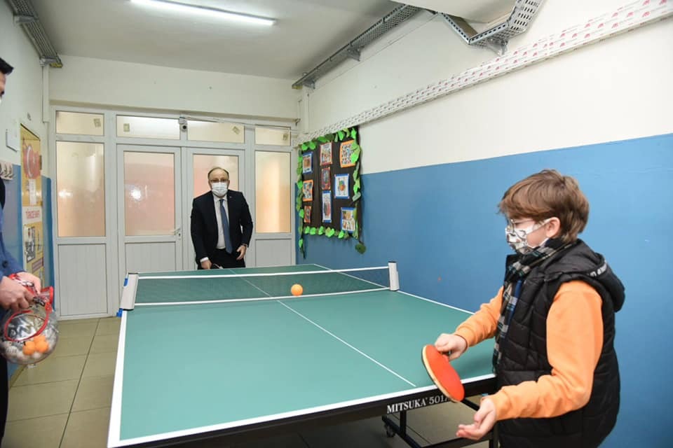 Zonguldak Valisi Tutulmaz öğrencilerle masa tenis oynadı