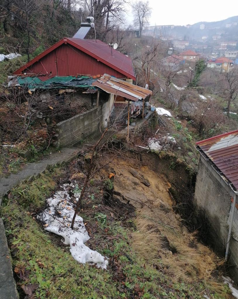 Zonguldak’ta çatı hasarı ve toprak kayması nedeniyle 44 konut boşaltıldı