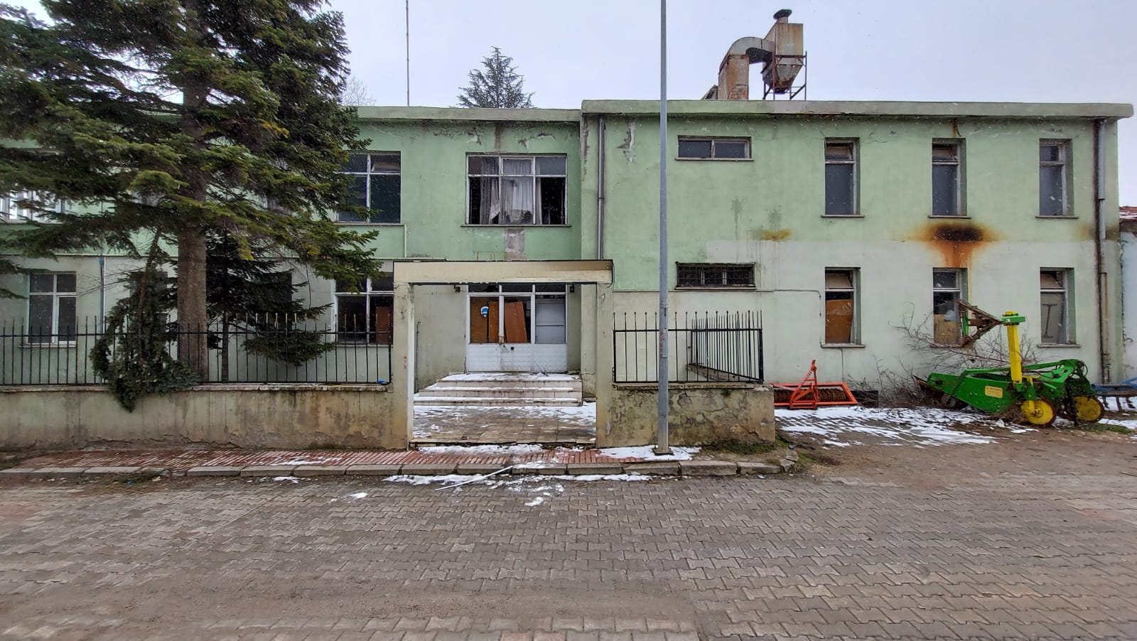 Amasya’da eski kamu binasından hırsızlık iddiasıyla 2 zanlı yakalandı