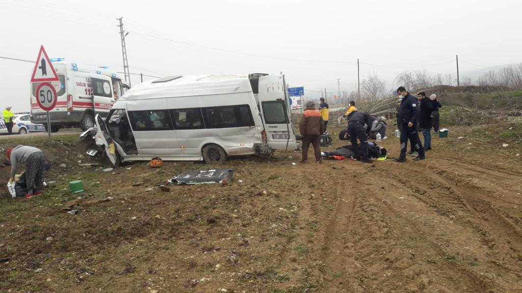 Amasya’da tarım işçilerini taşıyan minibüs devrildi, 17 kişi yaralandı